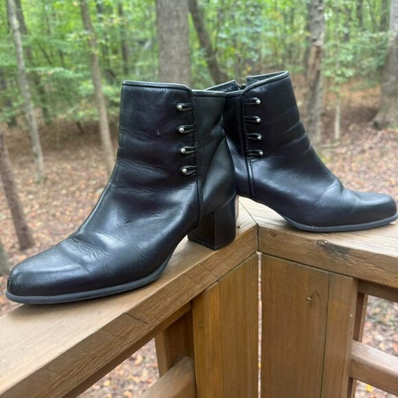 late 00’s era "Naturalizer" black leather ankle boots ~ w/ 2" block heel & studs - Picture 6 of 8